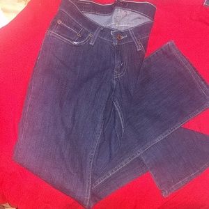 EUC Levi's curvy cut 528 dark blue